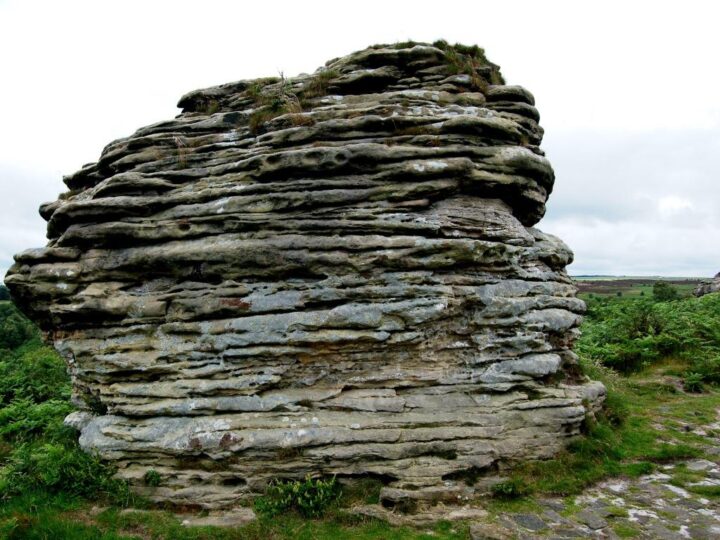 We find the same material at the Bridestones / Dalby Forest (North Yorkshire).